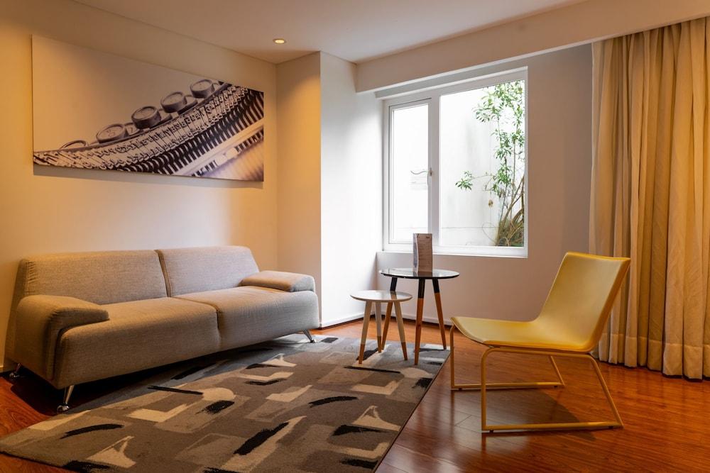 Quo Quality Hotel Manizales Bagian luar foto A living room in a hotel