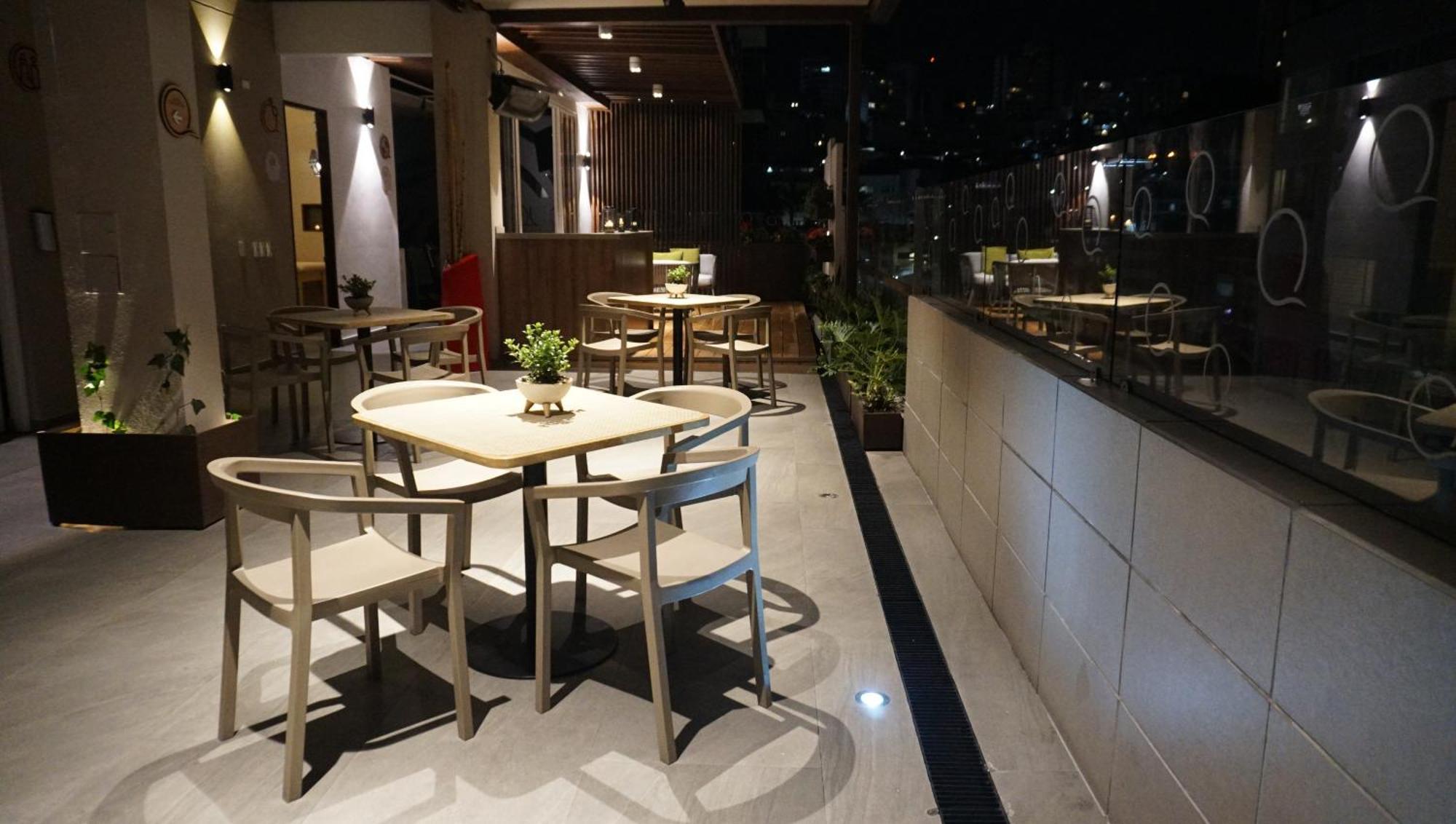 Quo Quality Hotel Manizales Bagian luar foto The interior of the restaurant