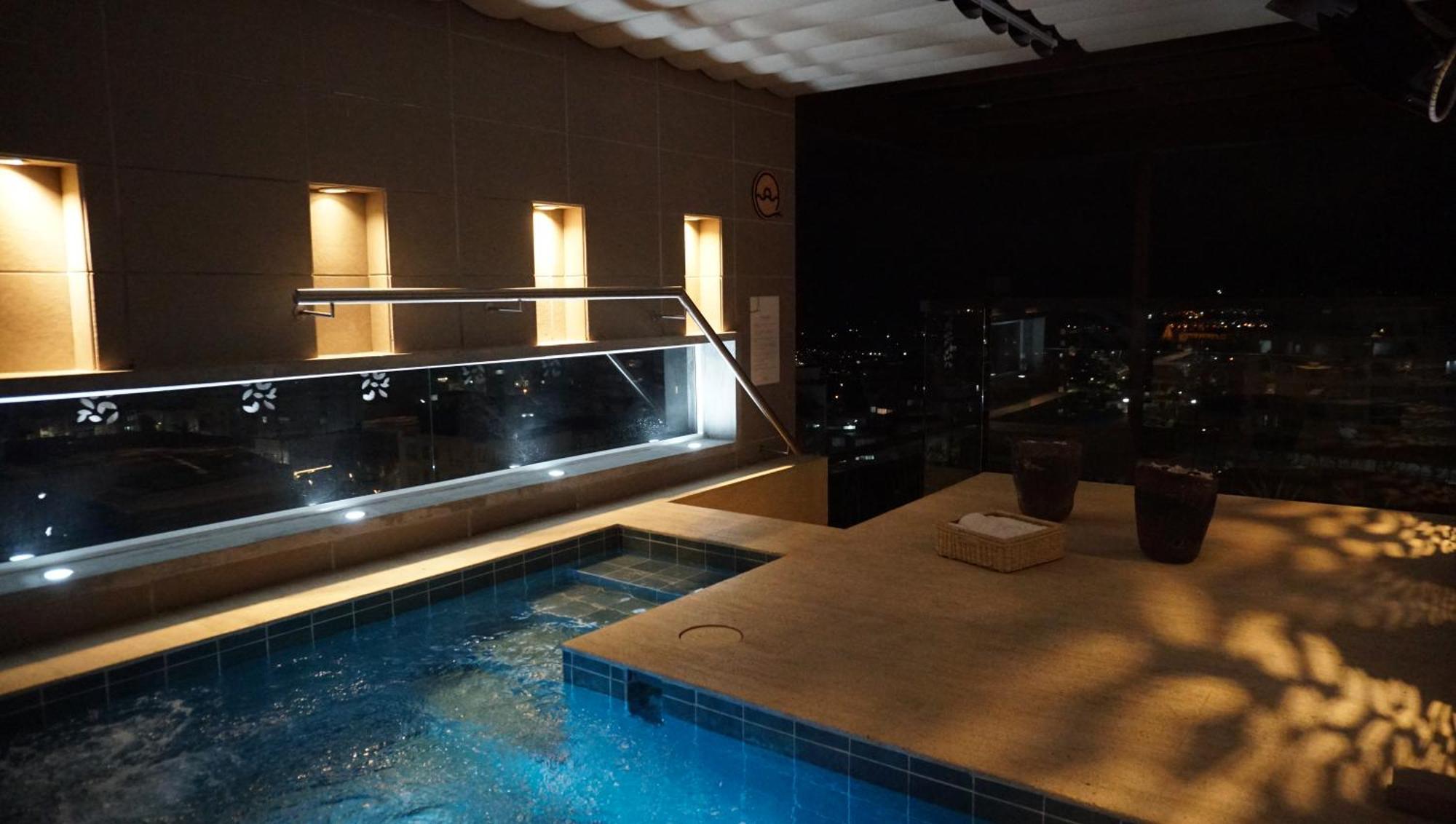 Quo Quality Hotel Manizales Bagian luar foto The rooftop pool at the hotel