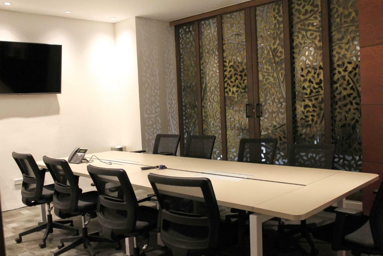 Quo Quality Hotel Manizales Bagian luar foto A meeting room at the headquarters of the National University of Ireland, Galway