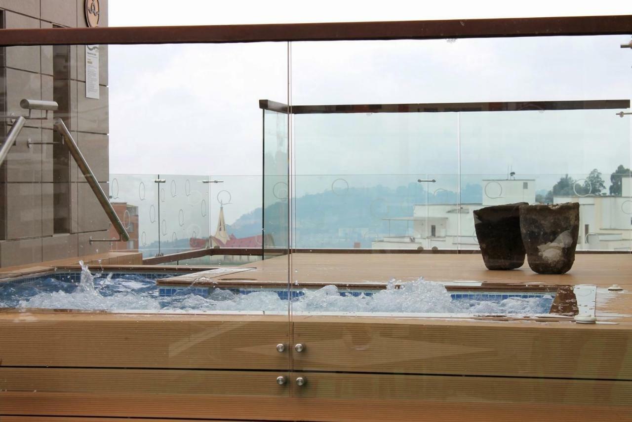 Quo Quality Hotel Manizales Bagian luar foto A glass balustrade