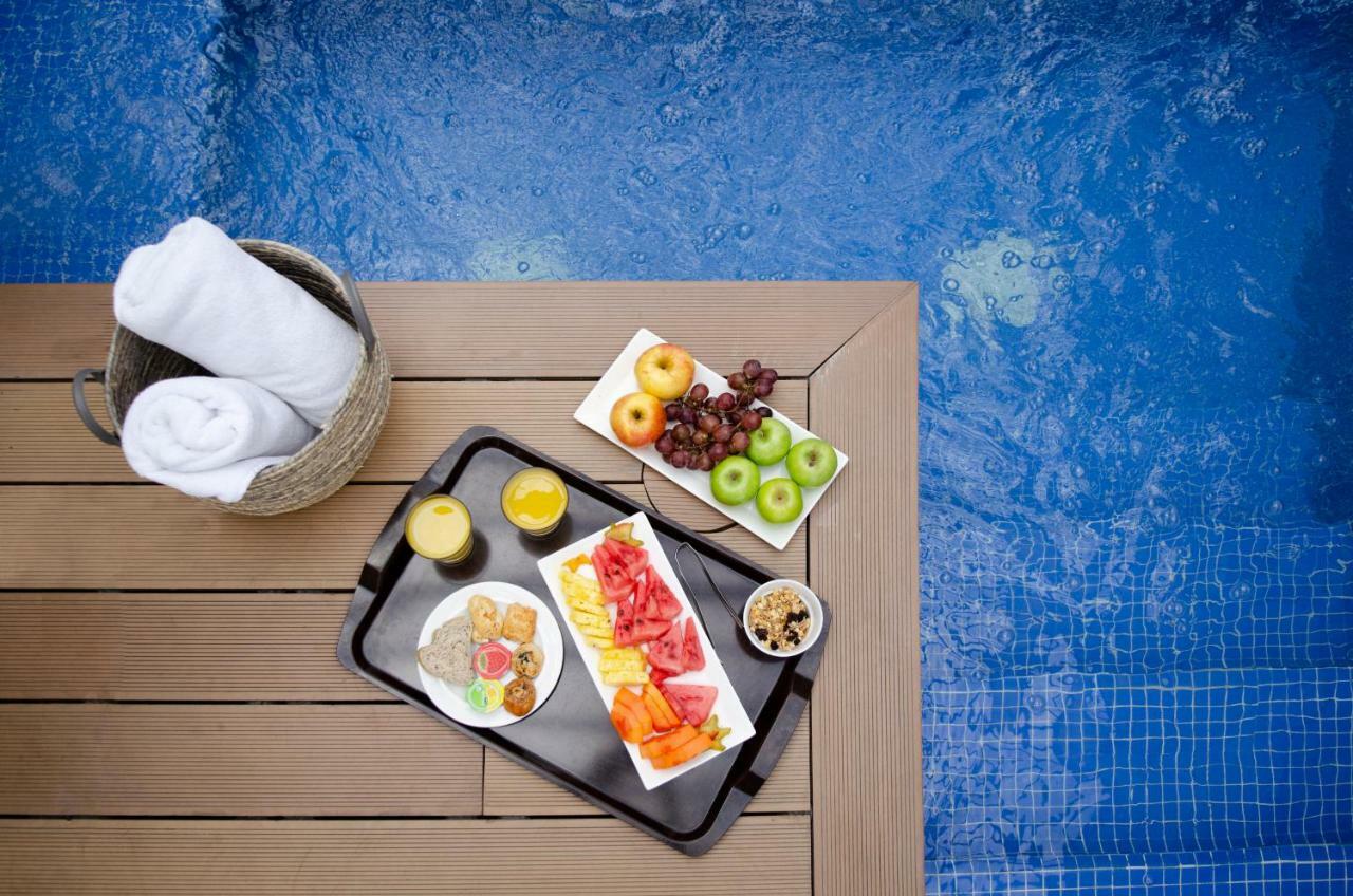 Quo Quality Hotel Manizales Bagian luar foto A poolside snack